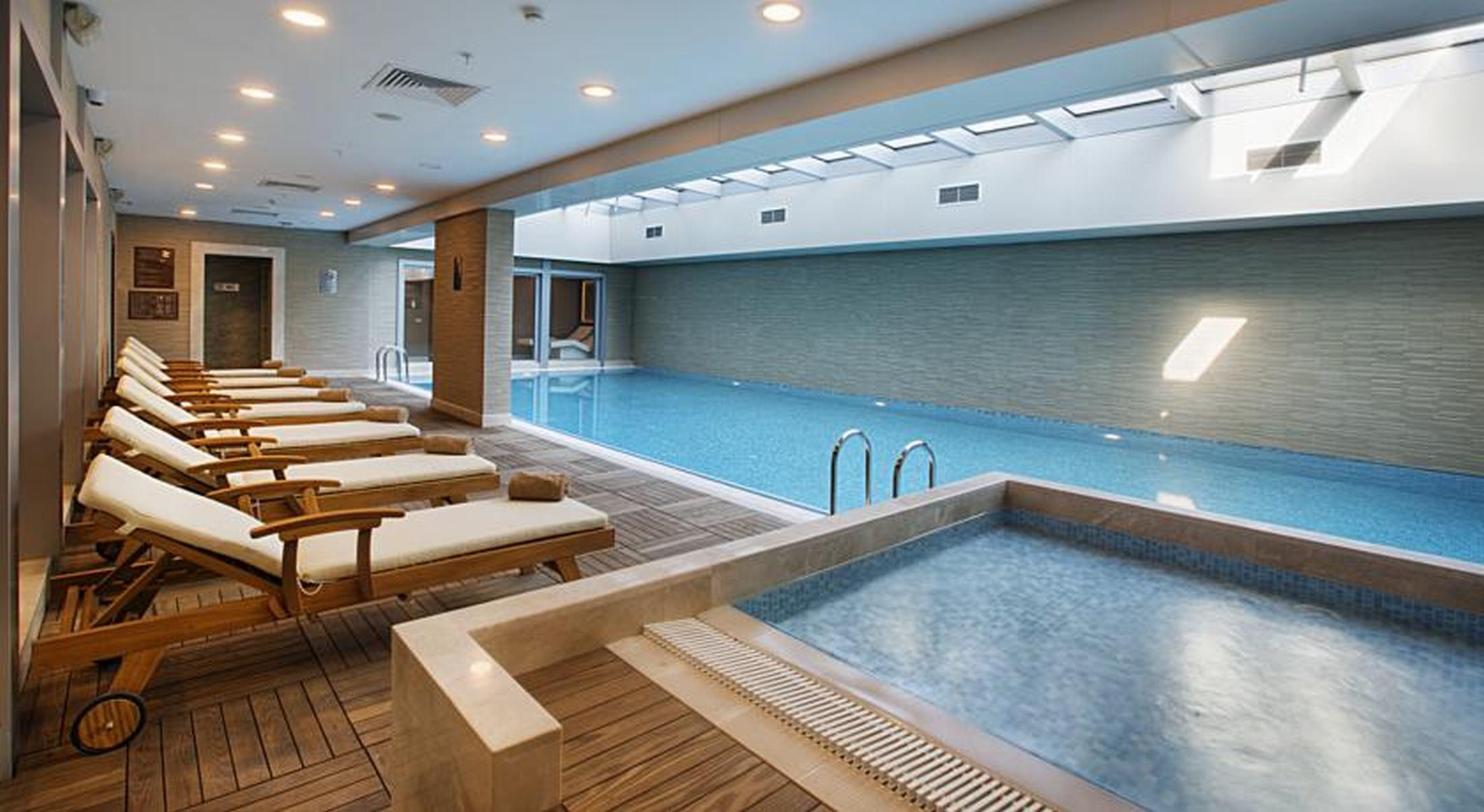 Dedeman Bostanci Istanbul Hotel & Convention Center מראה חיצוני תמונה The swimming pool at the hotel