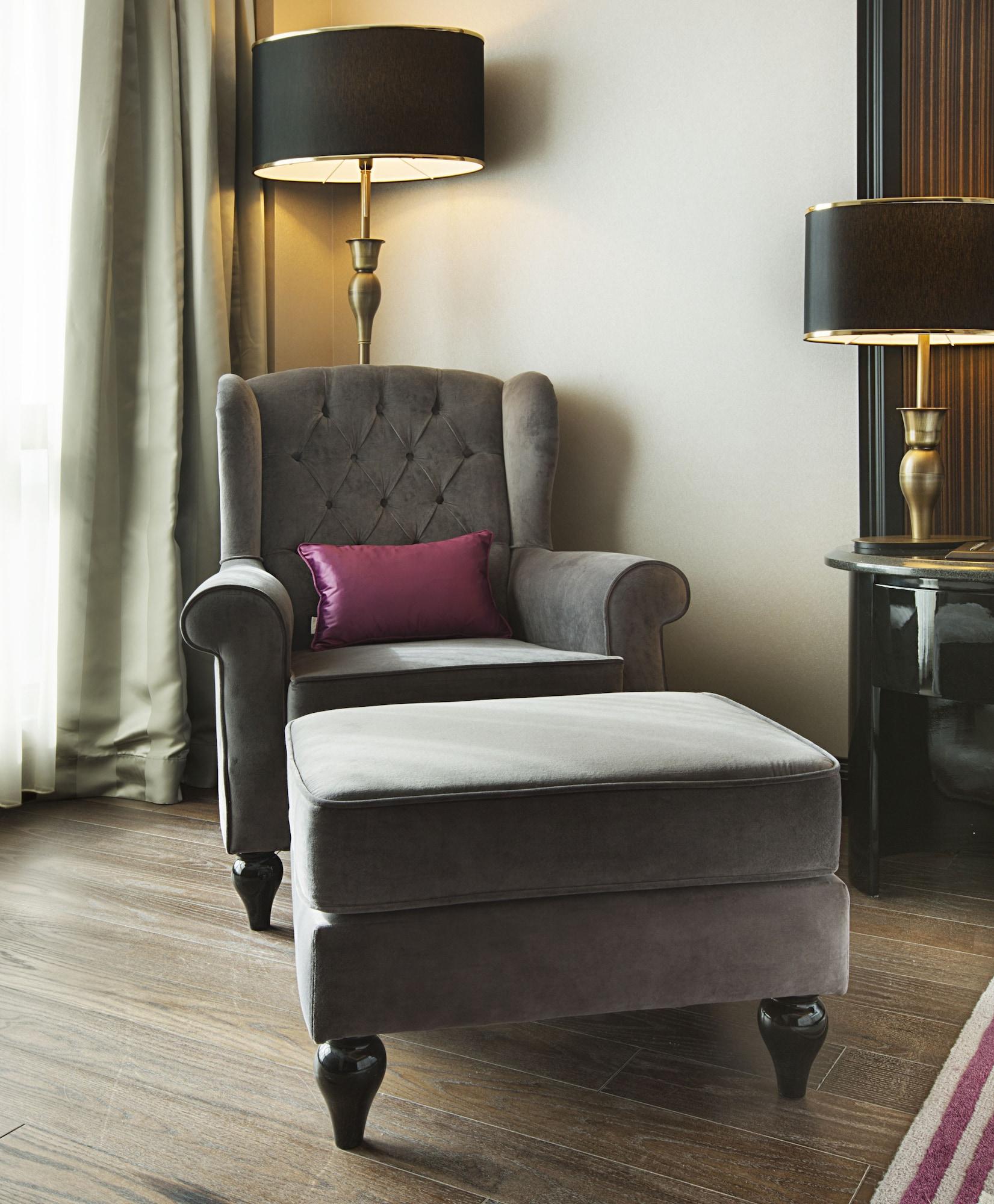 Dedeman Bostanci Istanbul Hotel & Convention Center מראה חיצוני תמונה A chair with a footstool